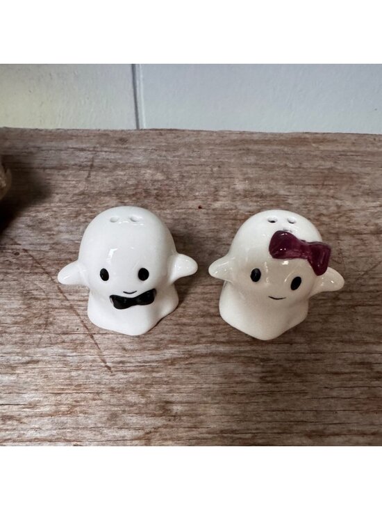Cracker Barrel Other - Cracker Barrel Halloween Ghost Salt & Pepper Shakers Ceramic Pair New Tags